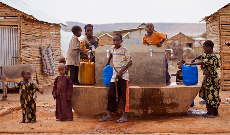 somali children collect water