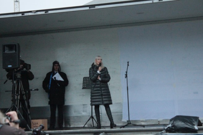 laura-huhtasaari-puhuu-natsimielenosoituksessa-061215